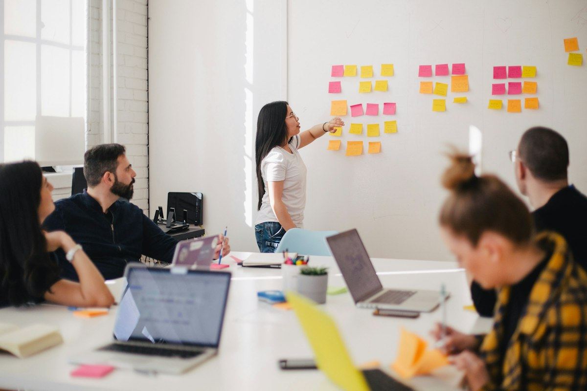 Equipo de Aurevia en sesión de trabajo